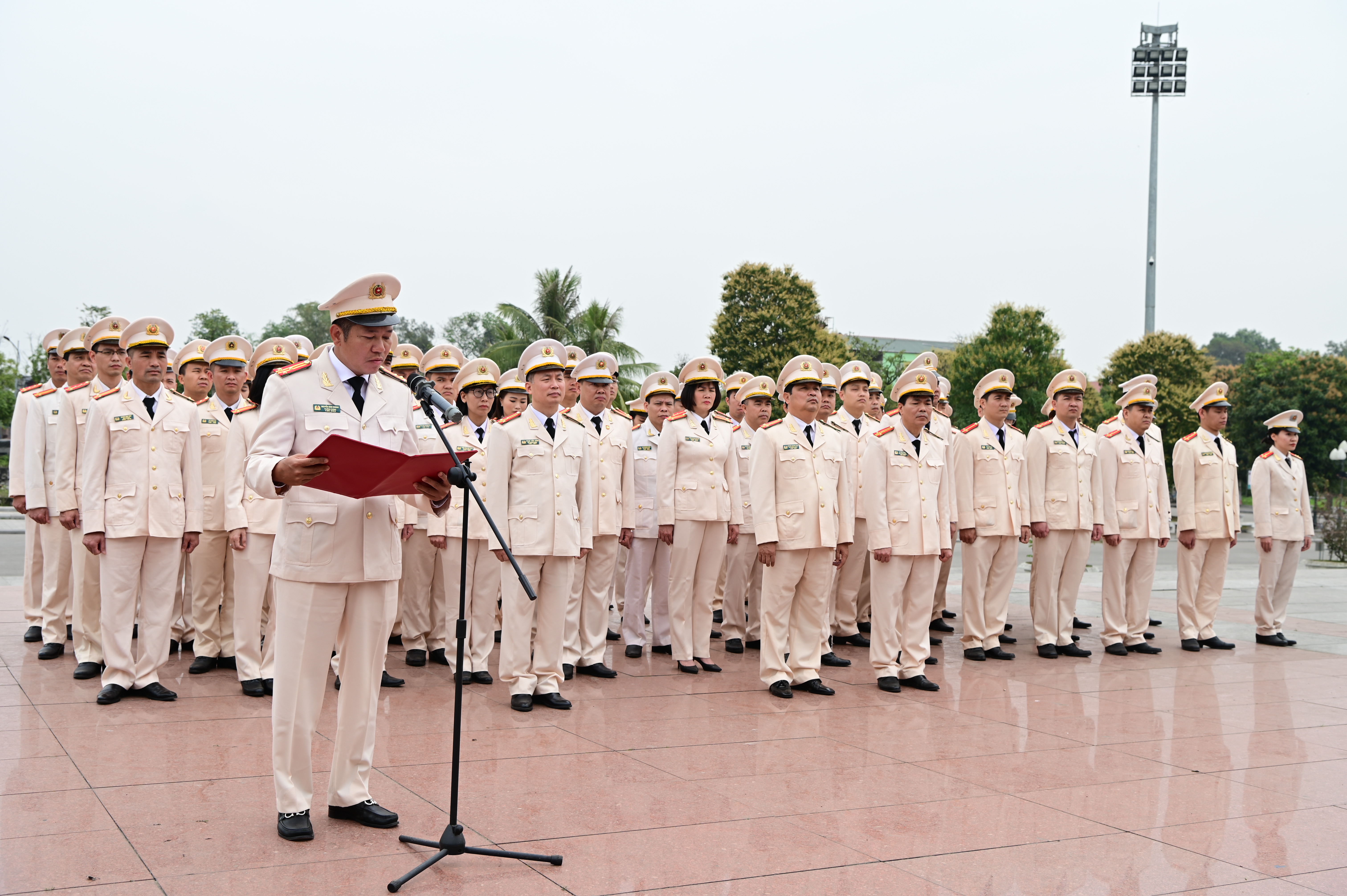 Phòng An ninh kinh tế - Công an thành phố báo công tại Khu lưu niệm “6 điều Bác Hồ dạy Công an Nhân dân”